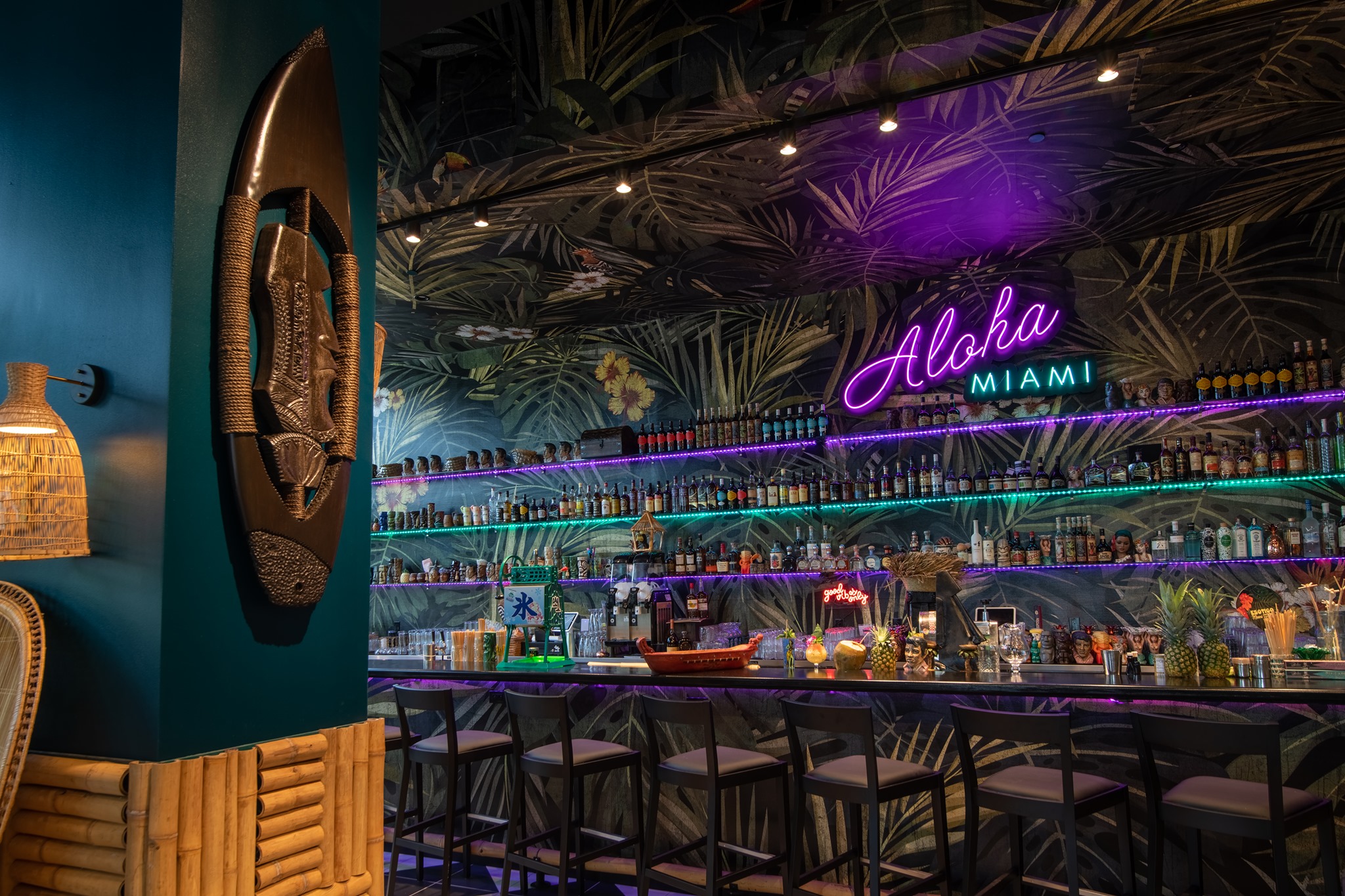 Тики бар. Бар в Майами. Tiki Bar. Бар Miami Art. Майами бар в России.